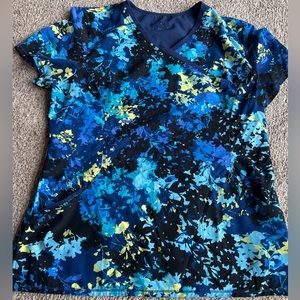 Woman’s Cherokee infinity blue floral scrub top size larger